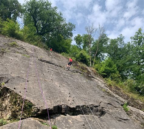 abseilen ardennen la roche|Klimmen en abseilen nabij la roche in de belgische ardennen.